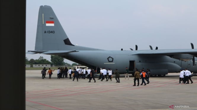 Menteri Kabinet Merah Putih menaiki Pesawat Super Hercules bertolak ke Magelang