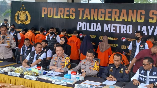 Kapolres Tangsel AKBP Victor D. H. Inkriwang saat memberikan keterangan pers penyelundupan narkotika