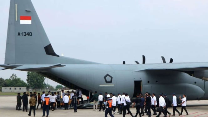 Para menteri Kabinet Merah Putih menaiki pesawat C-130 J Super Hercules TNI AU