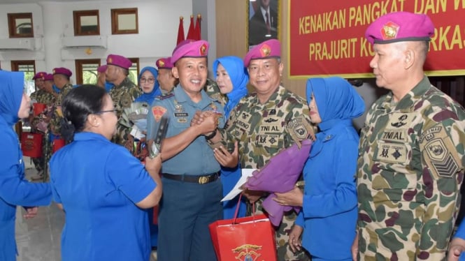 VIVA Militer: Prosresi pelepasan 12 prajurit Marinir purnabhakti 3