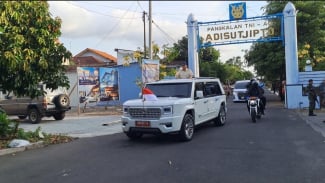 Tiba di Yogyakarta, Presiden Prabowo Sapa Warga dari Atas Maung Garuda