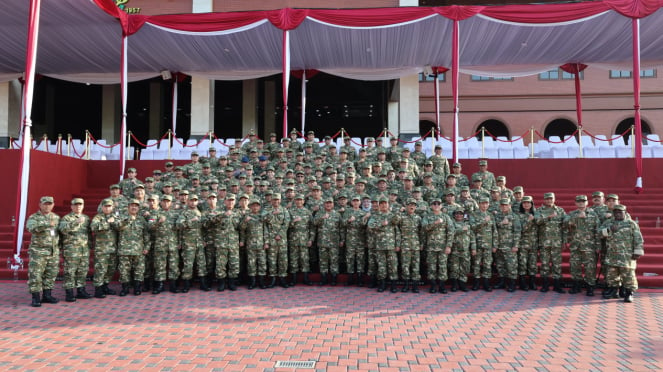 Os guardas vermelhos e brancos da Academia Militar de Magelang usam uniformes de camuflagem Komcad