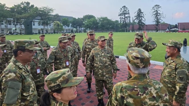 El presidente indonesio, Prabowo Subianto, con varios ministros del gabinete rojiblancos.