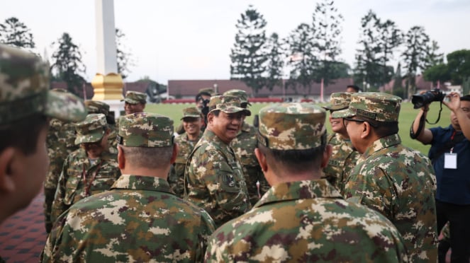 Presiden Prabowo Subianto memimpin mundur hari pertama di Akmil Magelang