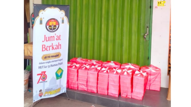 Humas Polri menggelar kegiatan Jumat Berkah