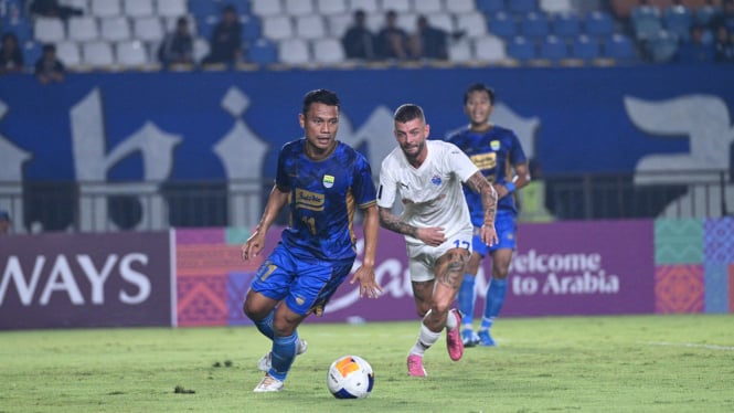 Gelandang Persib, Dedi Kusnandar sedang menguasai bola dari kejaran pemain Lion City Sailors di Liga Champions Asia 2 (Dok 2024 Asian Football Confederation) 