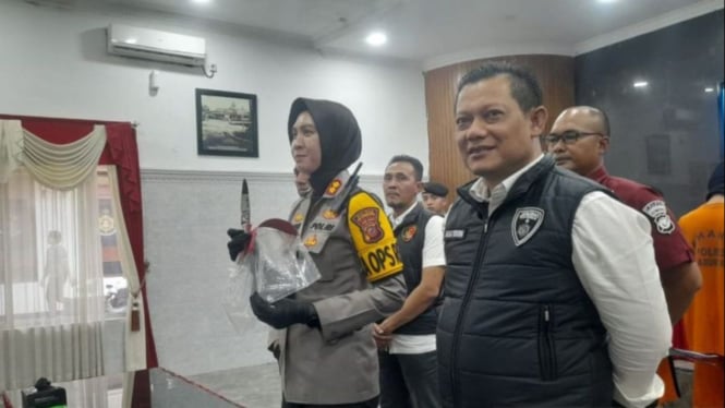 Kapolres Sukabumi Kota AKBP Rita Suwadi didampingi Kasatreskrim Polres Sukabumi.