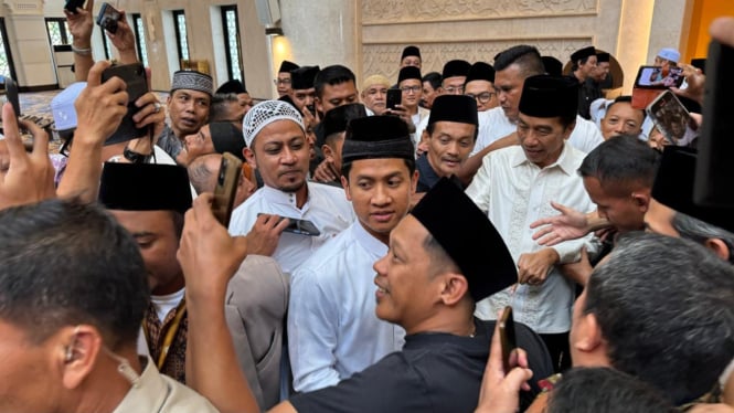 Jokowi dikerubuti jemaah usai salat jumat di Masjid Sheikh Zayed Solo.