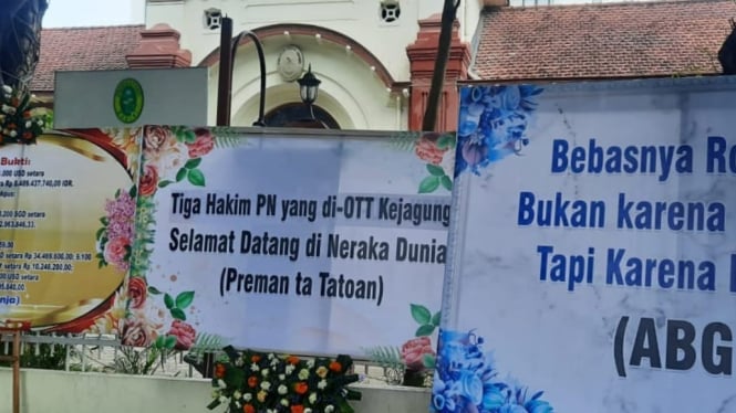 Karangan bunga di depan gedung PN Surabaya.