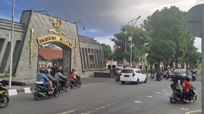 A atmosfera no portão da Academia Militar de Magelang, Java Central