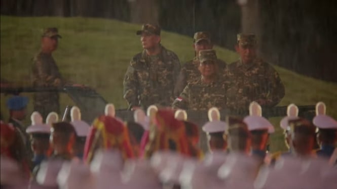 Presiden Prabowo Subianto inspeksi parade senja di Akmil di bawah guyuran hujan