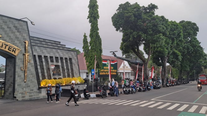 Penasaran, Warga Rela Nonton Pembekalan Kabinet Merah Putih dari Luar Gerbang Akmil