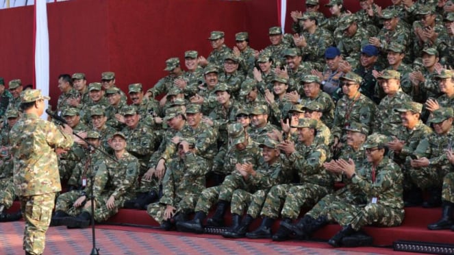 Presiden Prabowo Subianto saat berbicara di hadapan Kabinet Merah Putih, di Lapangan Sapta Marga, Akademi Militer, Kota Magelang, Jawa Tengah, Jumat, 25 Oktober 2024.