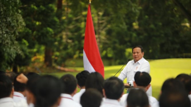 Presiden Prabowo Subianto saat memberikan pengarahan dalam Retret Kabinet Merah Putih di Akademi Militer (Akmil), Kota Magelang, Jawa Tengah, Jumat, 25 Oktober 2024.