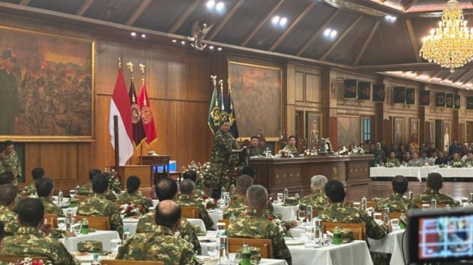 O Presidente Prabowo Subianto fala durante um jantar com membros do Gabinete Vermelho e Branco e cadetes da Academia Militar no Restaurante Hussein no complexo da Academia Militar, Magelang, Java Central, sexta-feira, 25 de outubro de 2024.