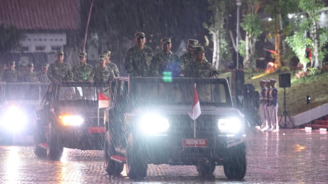 Aksi Prabowo Hujan-hujanan Pimpin Upacara Parade Senja: Anak Buah Basah, Pimpinan Harus Basah