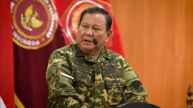 El presidente Prabowo Subianto habla en un banquete en la Academia Militar