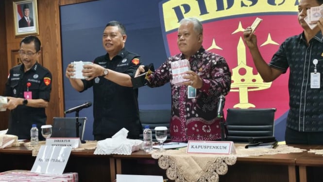 Kejagung menyita uang tunai hampir 1 triliun dari eks Pejabat MA Zarof Ricar