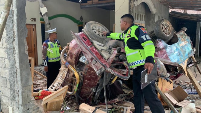 Petugas Satlantas Polres Wonogiri lakukan olah tkp mobil timpa rumah warga