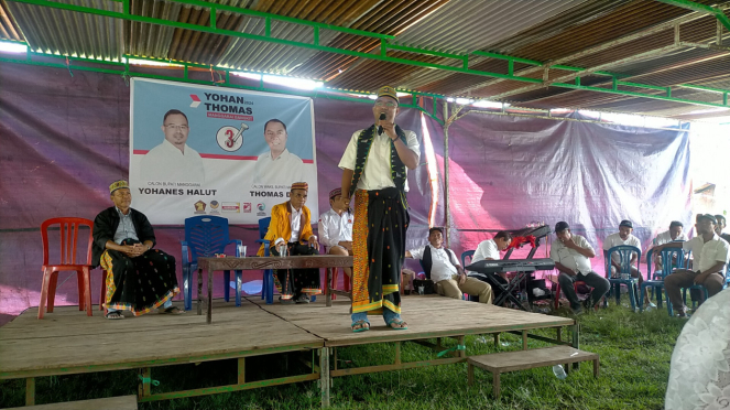Cabup Manggarai Yohanes Halut memakai sarung dan sandal jepit saat kampanye
