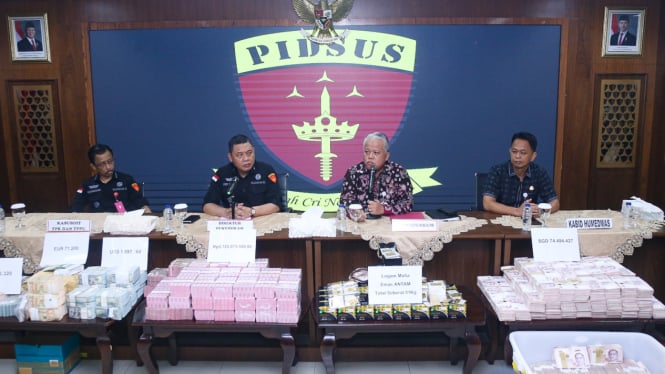 Barang Bukti Hampir 1 Triliun dan Emas 51 kg Emas dari Makelar Kasus Zarof Ricar