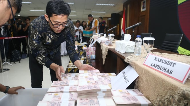 Barang Bukti Hampir 1 Triliun dan Emas 51 kg Emas dari Makelar Kasus Zarof Ricar