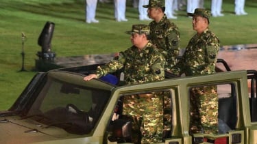 AHY inspecciona los preparativos de las tropas del desfile nocturno (doc instagram @agusyudhoyono)