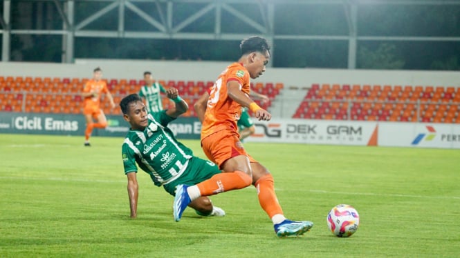 Pemain PSMS Medan berebut bola dengan pemain Persiraja di Stadion Dimurthala Banda Aceh. (Ist)