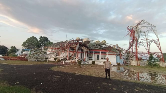 Kantor Kecamatan di Manggarai Barat, NTT, tertimpa tower BTS