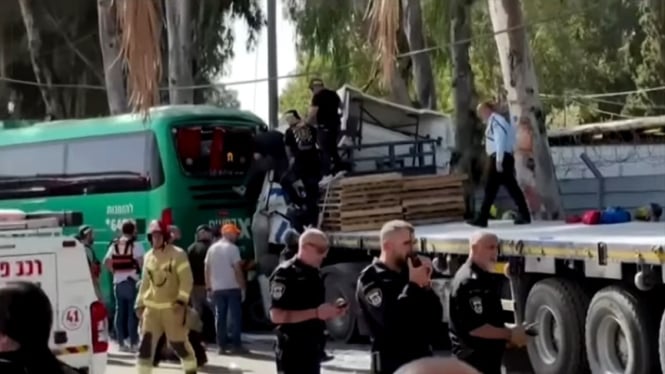 Truk tabrak halte bus di Tel Aviv dekat markas Mossad