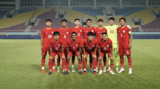 El equipo, apodado Joven Garuda, se clasificó para la fase final de la Copa Asiática de 2025 con siete puntos tras terminar segundo en el Grupo G de las eliminatorias de la AFC Sub-17 de 2025.