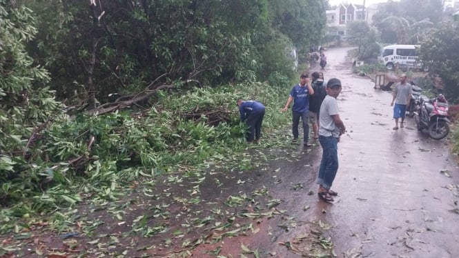 Warga Perumahan OGP di Sawangan Depok Bersihkan Pohon Tumbang