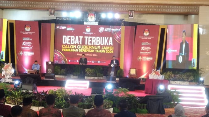 Dua Calon Gubernur Jambi, Romi Hariyanto dan Al Haris saat Debat Perdana Pilgub Jambi 2024 