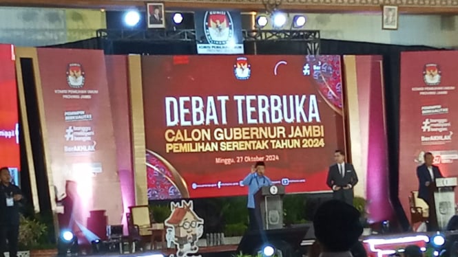 Debat Pilgub Jambi, Cagub Al Haris saat Bertanya Kepada Romi Hariyanto.  