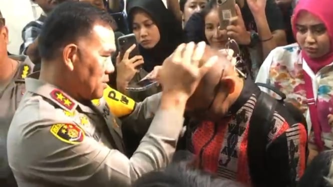 Momen Kapolda NTT Irjen Pol Daniel Tahi Monang Silitonga mengelus kepala Ipda Rudy Soik di Kompleks Parlemen, Senayan, Jakarta Pusat, Senin, 28 Oktober 2024