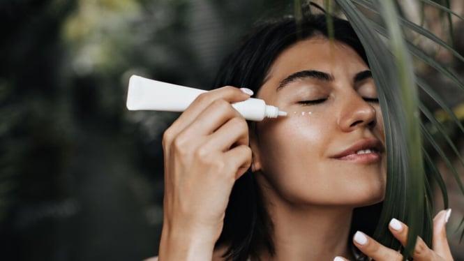 5 Rekomendasi Sunscreen dengan Efek Tone-Up, Bikin Wajah Cerah Tanpa Makeup