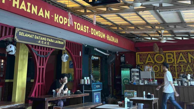 Suasana unik di LAOBAN BENHIL by Uncle Osh, Jakarta, menawarkan pengalaman bersantap dengan cita rasa oriental dalam nuansa klasik yang hangat.