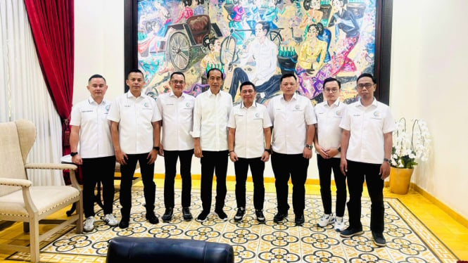 Presiden Jokowi bersama pengurus Rampai Nusantara di Solo