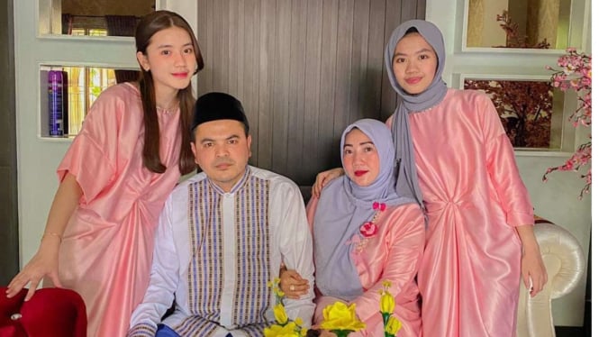 Haldy Sabri dan mendiang istri