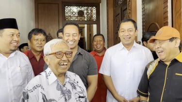 Andika Perkasa-Hendrar Prikhadi junto con el líder del equipo ganador KH. Omar Vahid