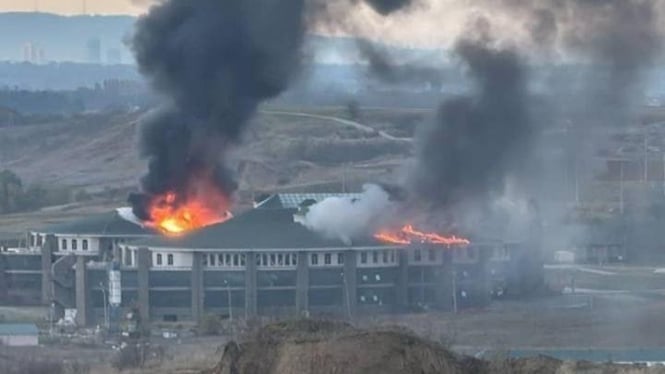 VIVA MIliter: Gedung Universitas Pasukan Rusia terbakar