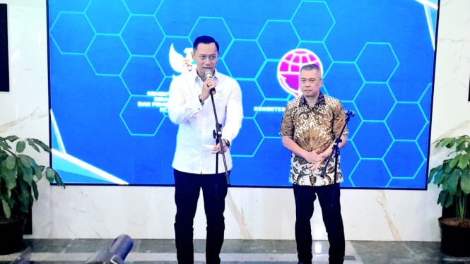 Menteri Koordinator Bidang Infrastruktur dan Pembangunan Kewilayahan, Agus Harimurti Yudhoyono, bersama Menteri Perhubungan, Dodi Purwakandi, dalam konferensi pers di Kementerian Perhubungan, Jakarta, Rabu, 30 Oktober 2024