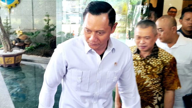 Menteri Koordinator Bidang Infrastruktur dan Pembangunan Kewilayahan, Agus Harimurti Yudhoyono, di kantor Kementerian Perhubungan, Jakarta, Rabu, 30 Oktober 2024