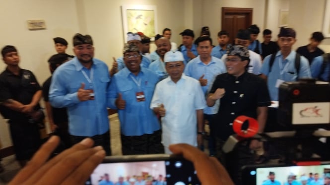 Kedua Paslon Gubernur maupun Wakil Gubernur Bali sempat berjabat tangan dan foto bersama 