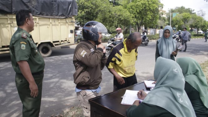 Polisi Syariat menggelar razia busana di Kawasan Simpang Mesra, Banda Aceh. VIVA/Dani Randi