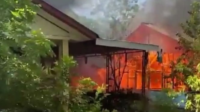 Rumah yang terbakar akibat dibakar oleh istri seorang pria di Alor akibat Judi.