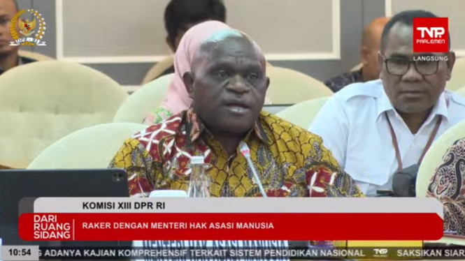 Menteri HAM Natalius Pigai dalam RDP bersama Komisi XIII di Kompleks Parlemen, Senayan, Jakarta Pusat (sumber: YouTube DPR RI)