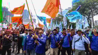 Ribuan Buruh Jabar Bergerak ke Jakarta Hadiri Peringatan Hari Buruh di Monas