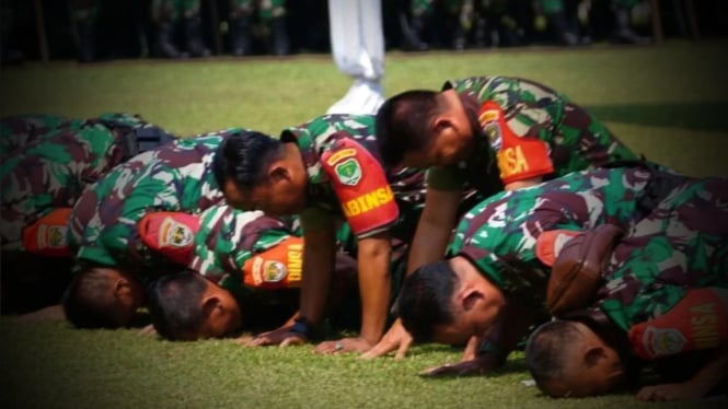 VIVA Militer: Serda Wahyu bersujud