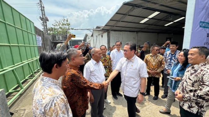 Mendag Budi Santoso bersalaman dengan adik ipar Jokowi, Anjas Wijanarko saat kunker di Sukoharjo.